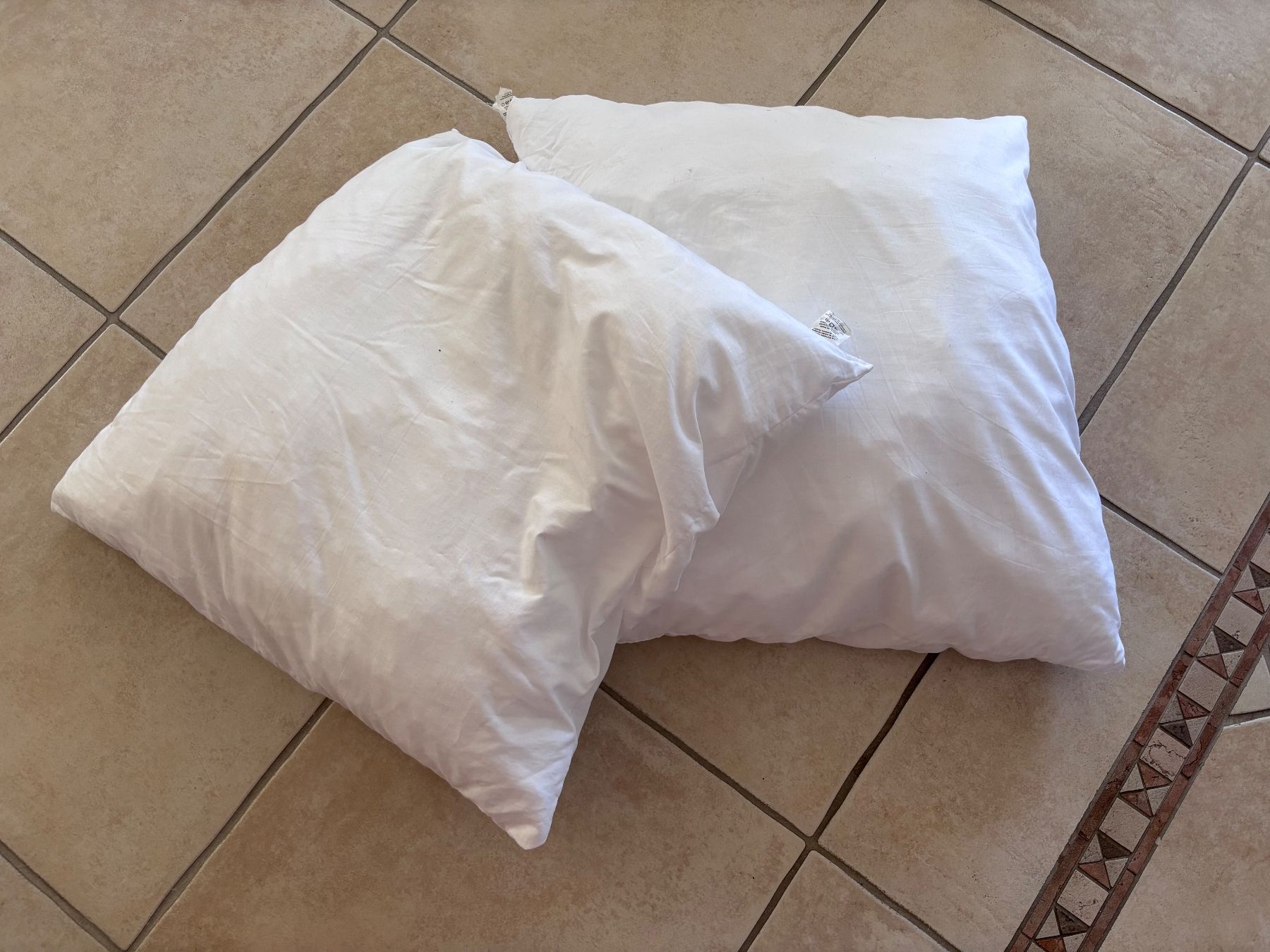 Coussins: 2 Kissen 65x65 cm – D'occasion à Balsthal par Uroby 1