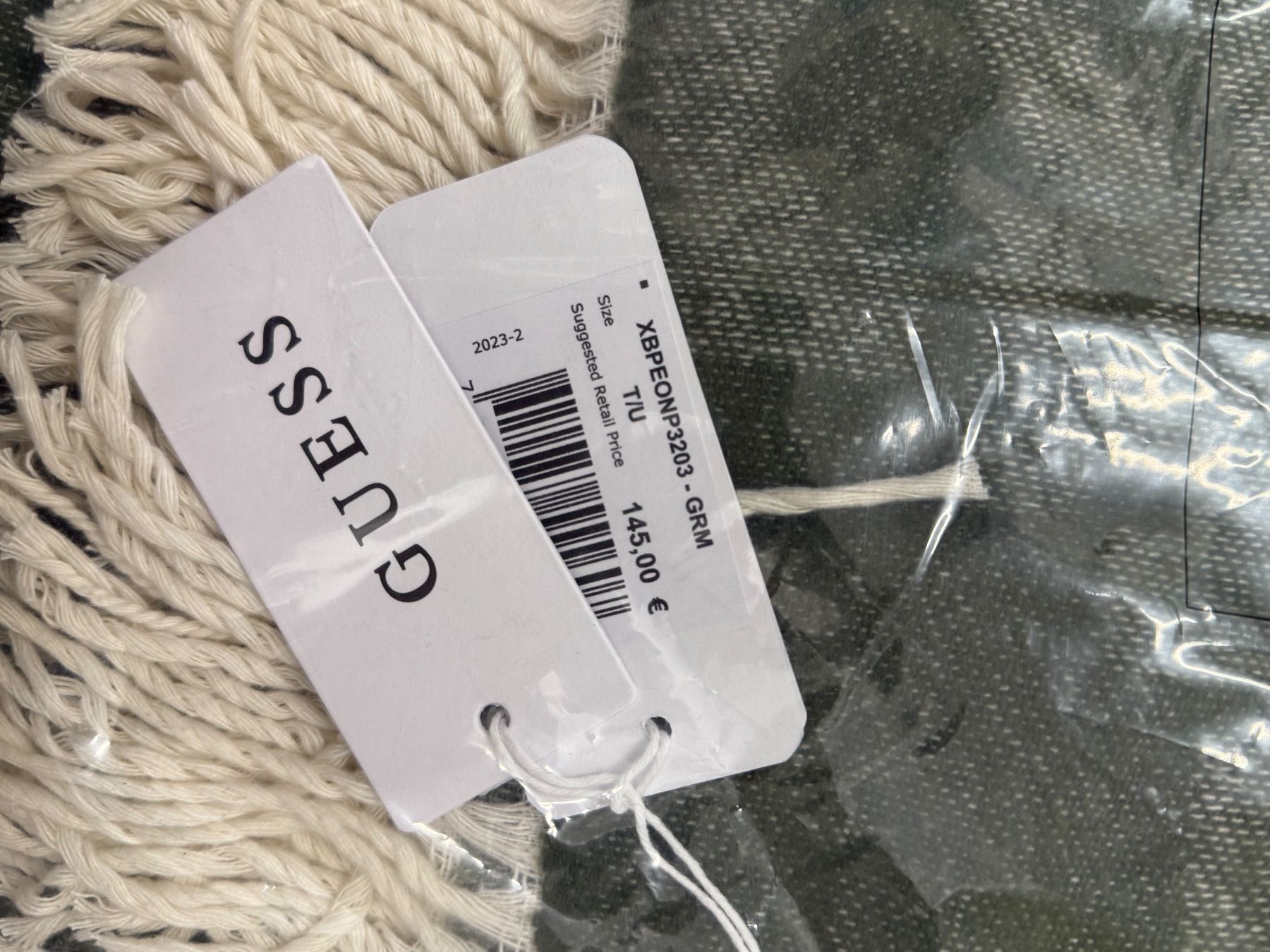 Coperte: Coperta della Guess nuova – Nuovo e nell'imballaggio originale da Davesco-Soragno venduto da dai_925z 3