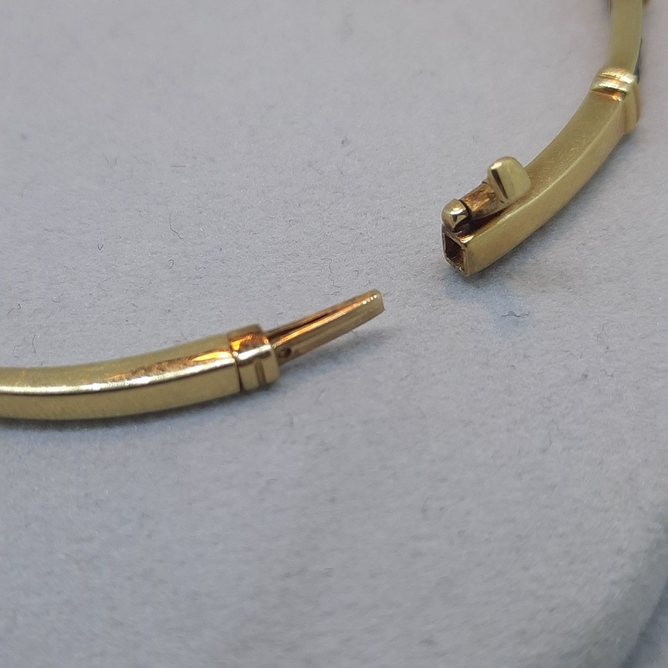 Bracciali & Braccialetti: Goldarmband mit erstklassigen Edelsteinen – Usato da Unterägeri venduto da Altgoldschmuck 2