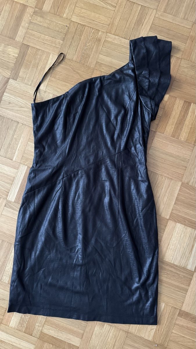Vestiti: Schwarzes One-Shoulder-Kleid in Lederoptik, Grösse S – Usato da Pfäffikon SZ venduto da mer_qc7w