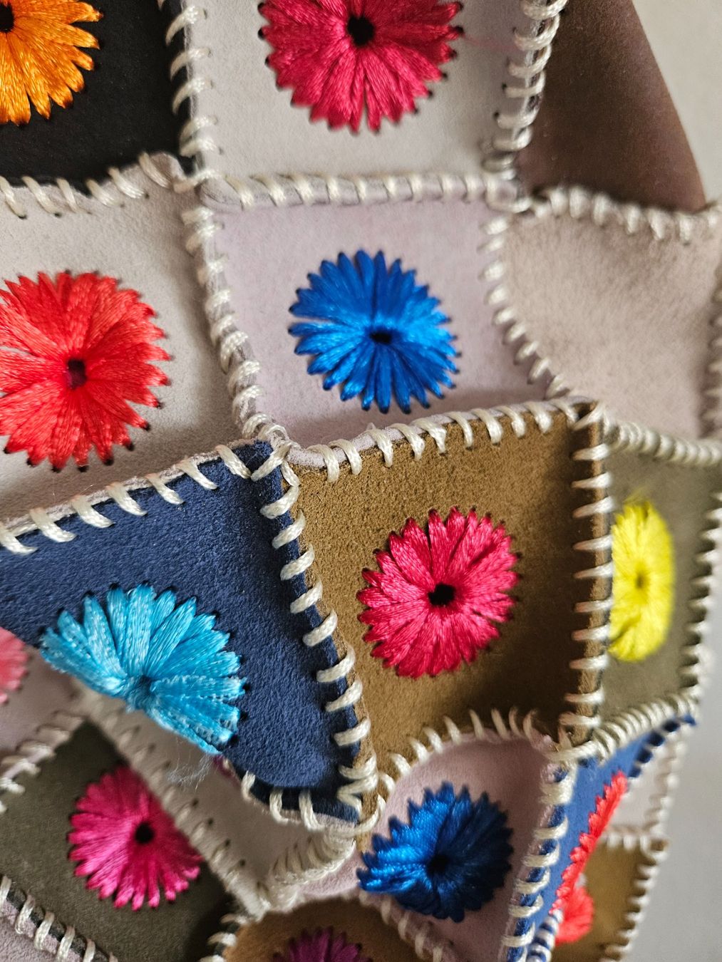 Borse da donna: Bunte Wildledertasche, Patchwork, handgefertigt – Nuovo (secondo la descrizione) da Basel venduto da Anghkorwatt 3