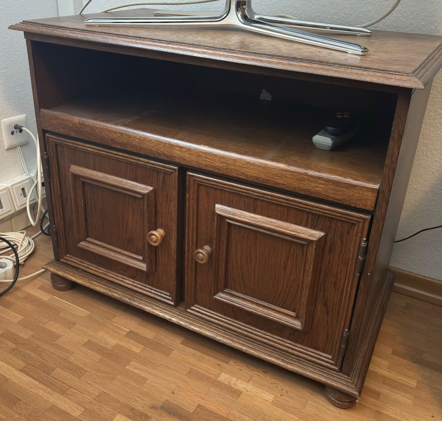 TV Möbel: Massives Holz-TV Möbel mit Stauraum – Gebraucht aus Sonterswil von VD-Service