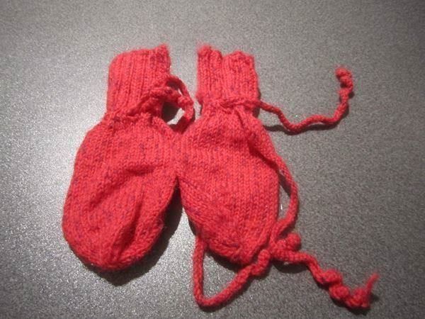 Kinderhandschuhe: Baby-Handschuh rot gesprenkelt – Gebraucht aus Zürich von Motzkuh