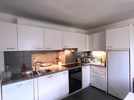 Einbauküche mit weissen Aluminiumfronten/Cucina componibile