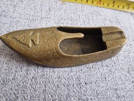 Cendrier en laiton forme de sabot décoré, longueur 18cm