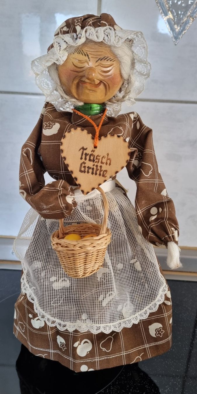 Figuren: Flasche mit spezieller Verkleidung "Träsch-Gritte" – Gebraucht aus Nottwil von Janny77