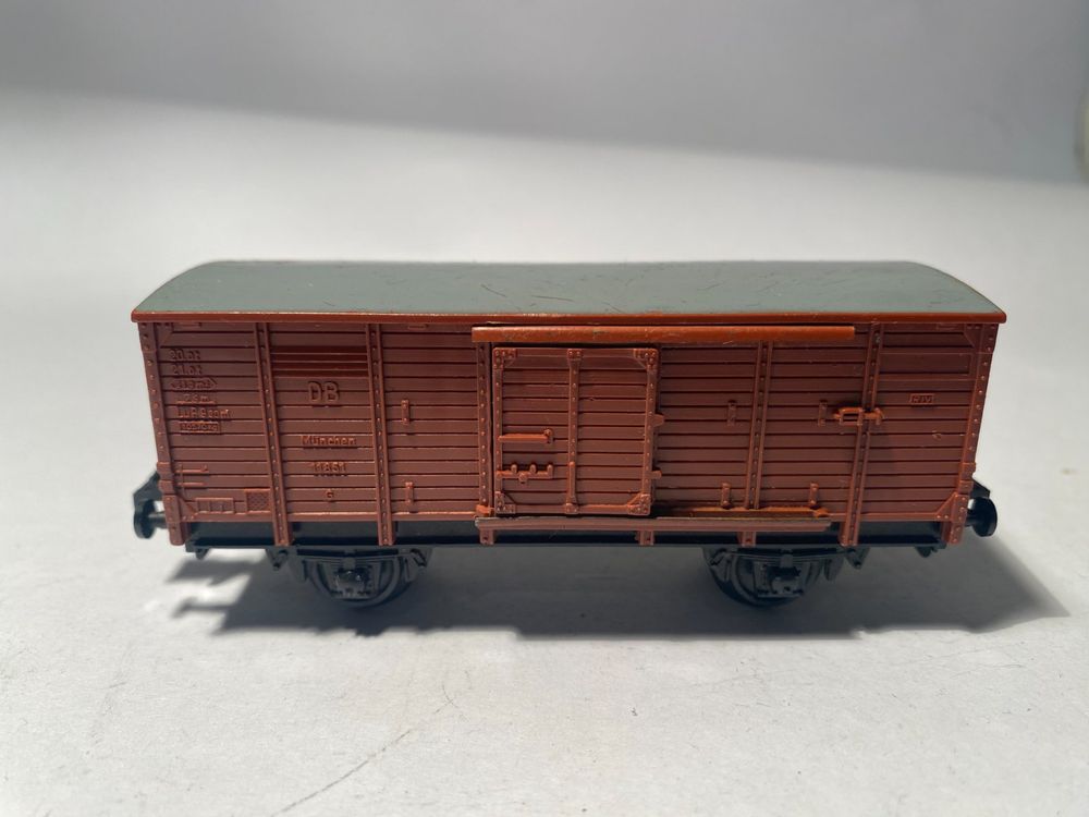 Geschlossener Güterwagen braun DB, DC Achsen 2