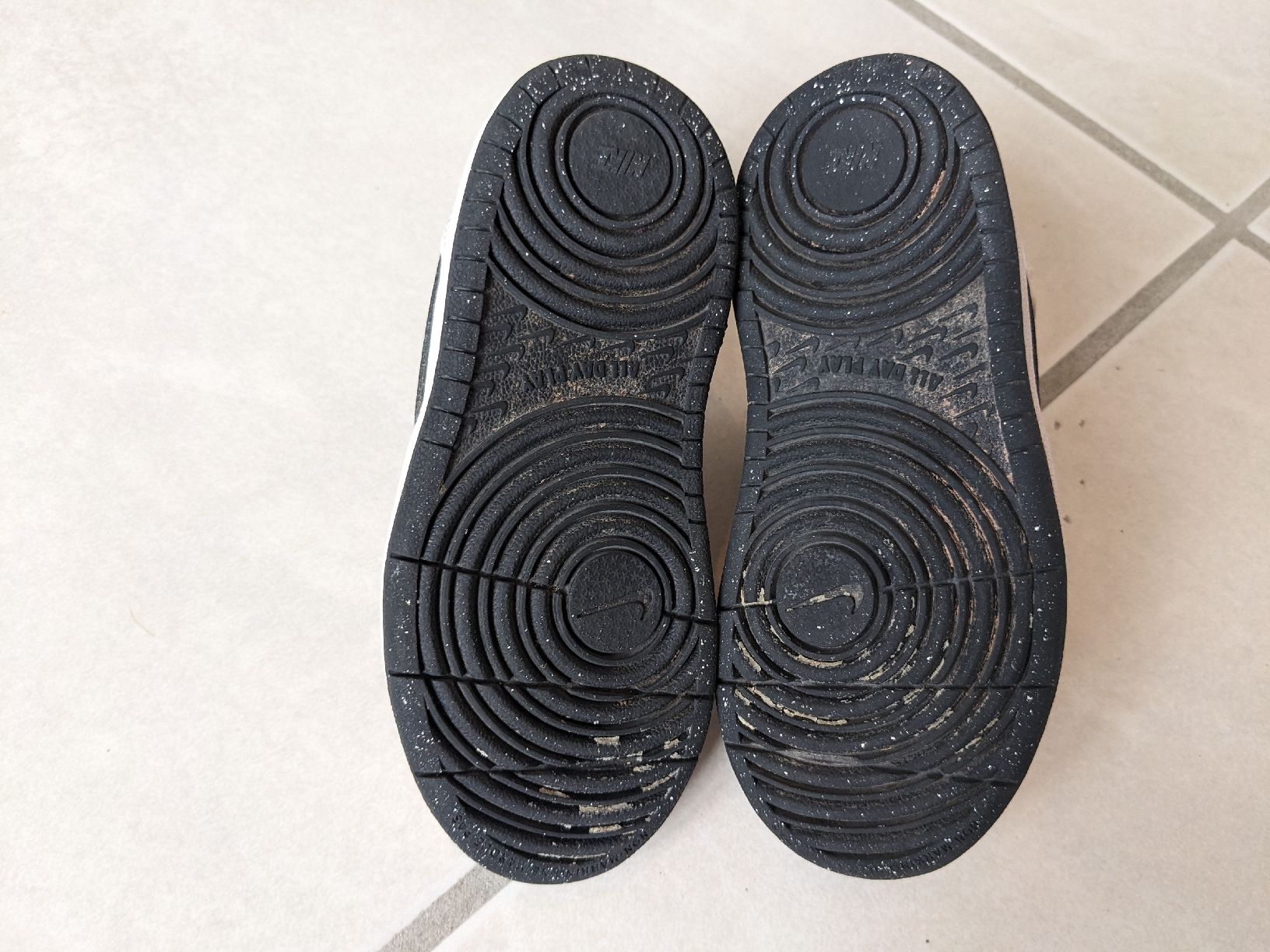 Scarpe per ragazzi: Weisse Nike Kinderschuhe, Grösse 26 – Usato da Wald ZH venduto da andy_ch01 4
