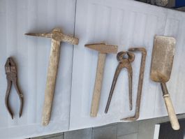 Antikes Werkzeug, Hammer, Zange, Schaufel