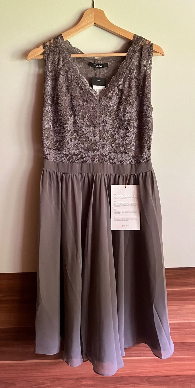 Vestiti: elegantes Kleid mit Spitzen 42 – Nuovo e nell'imballaggio originale da Alt St. Johann venduto da philipp8179