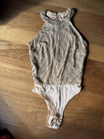 Damen Body beige mit Pailletten in gutem Zustand