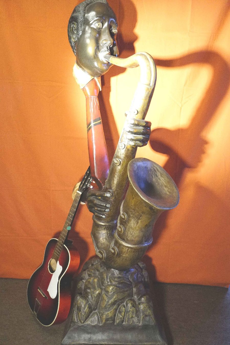 Statuette: Grosse Figur: Louis Armstrong am Saxophone – Usato da Liestal venduto da euro2006