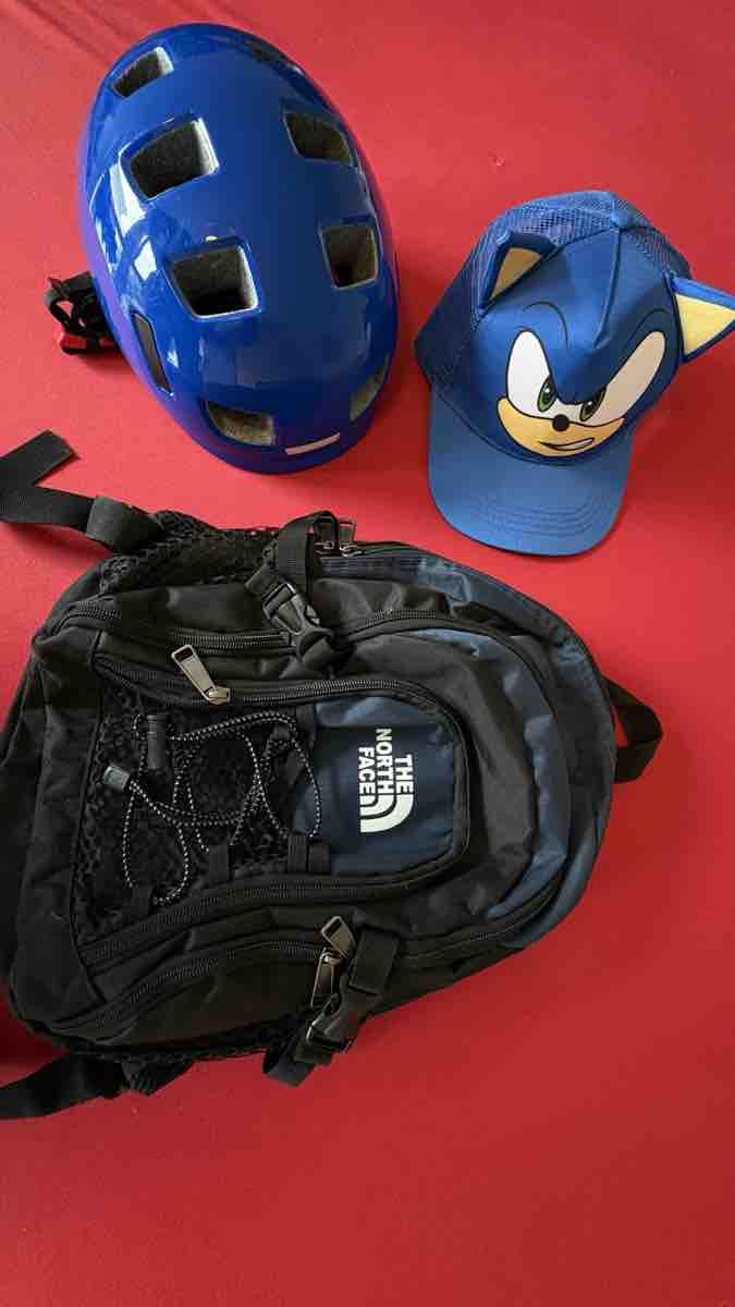 Borse & Zaini: Rucksack mit Kinderhelm und Sonic Kappe – Usato da Niederrohrdorf venduto da Aldi01 1
