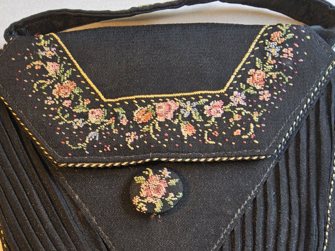Taschen für Damen: Antikes handbesticktes Abendtäschchen ca 1930 – Gebraucht aus Zürich von Aleick 1