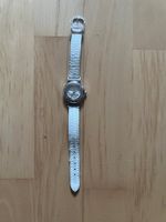 Damenuhr mit weissem Lederarmband - läuft wie eine Biene