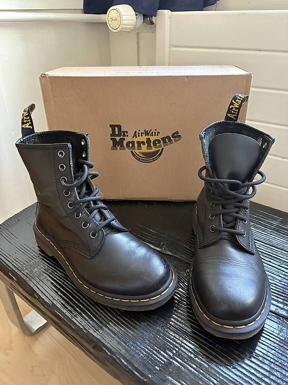 Dr. Martens Damenschuhe: Dr. Martens 1460 in Gr. 37 – Gebraucht aus Grüningen von Nickyemolient