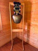Grosse Schelle / Kuhglocke mit bunten Wollfransen