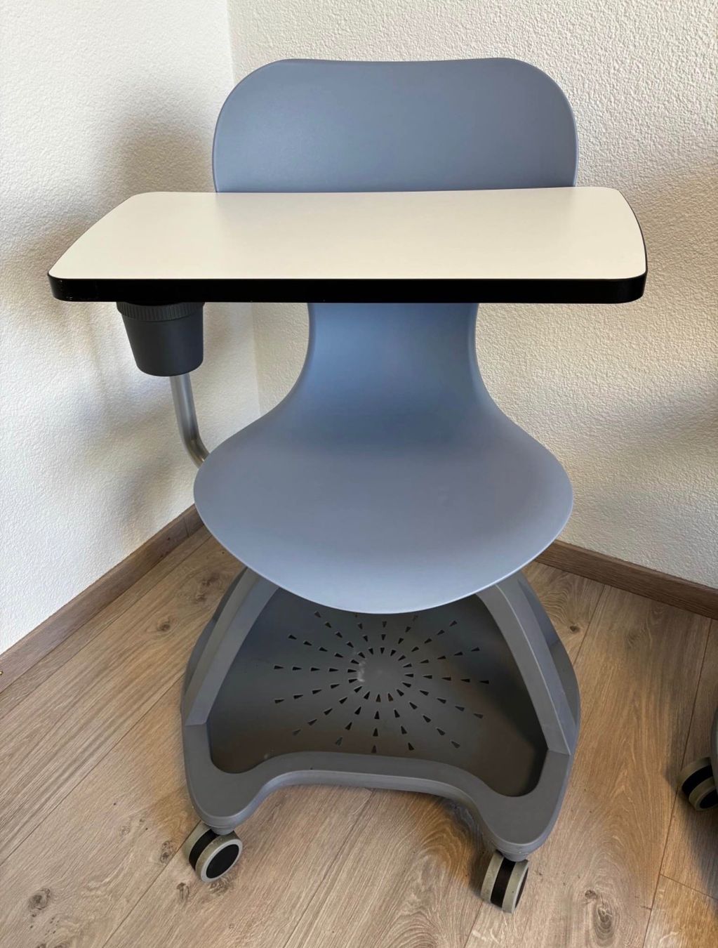 Stühle: 5 chaises-bureau sur roulettes avec tablette écritoire – Gebraucht aus Bulle von lau_ygq6 3
