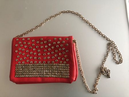 Umhängetasche mit Metallnieten