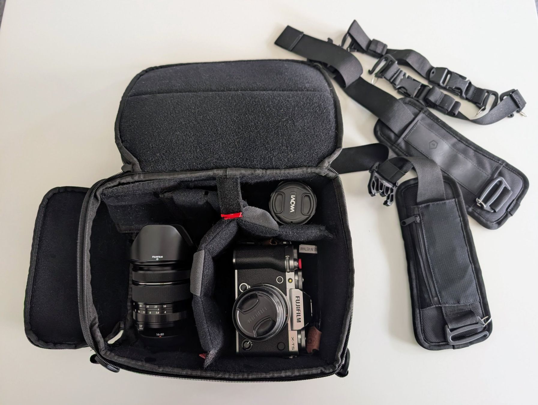 Taschen: WANDRD Camera Cube Essential S + Hike Straps – Gebraucht aus Zürich von bobighorus