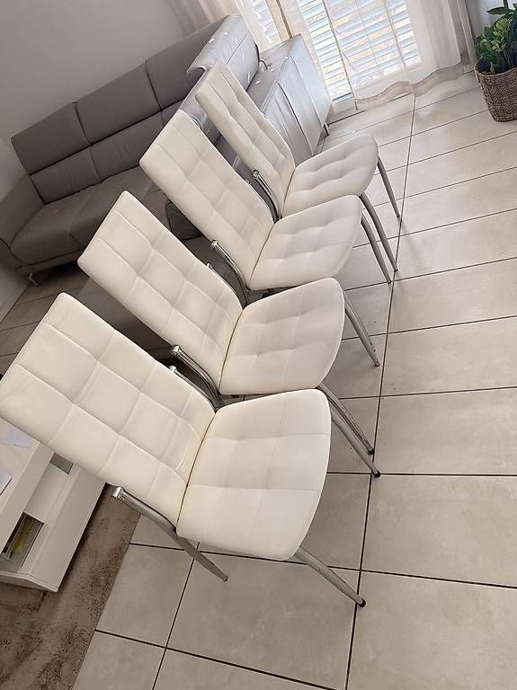 Tischset: À vendre table à manger avec 4 chaises – Gebraucht aus Grandcour von dos_g2gz 3