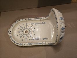 Antikes Waschbecken Wandbrunnen mit blauem Dekor, Vintage