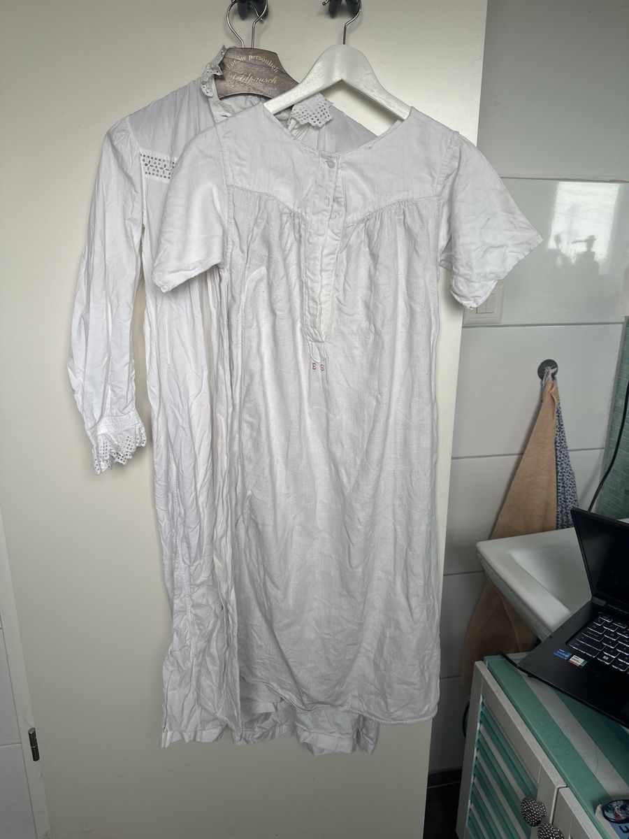 Negligees & Pigiami: 2 uralte Nachthemden, Leinen &Baumw. – Usato da Frauenfeld venduto da aluma14 2