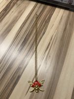 Kette mit Totenkopf Anhänger Piratenhut rot goldfarbig