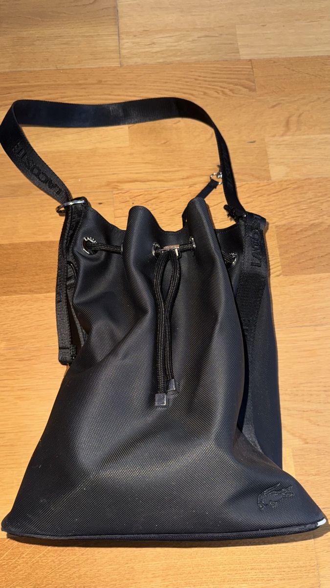 Lacoste Borse da donna: Lacoste Beuteltasche schwarz – Usato da Gümligen venduto da morticiaaddams 1