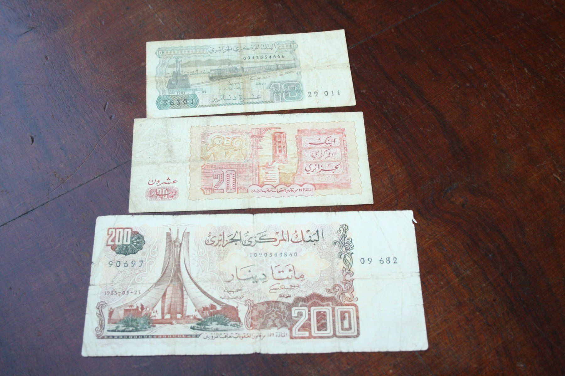 Banconote: Algérie 3  billets différents – Usato da Cormondrèche venduto da Hermes.monnaies