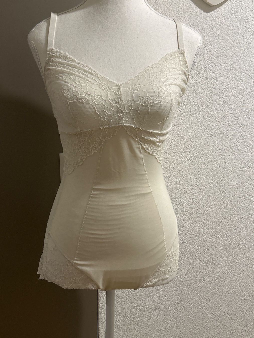 Spanx Altra biancheria intima: SPANX Spotlight On Lace Bodysuit ecru Gr. 38-40 – Usato da Brunnen venduto da Nala2929