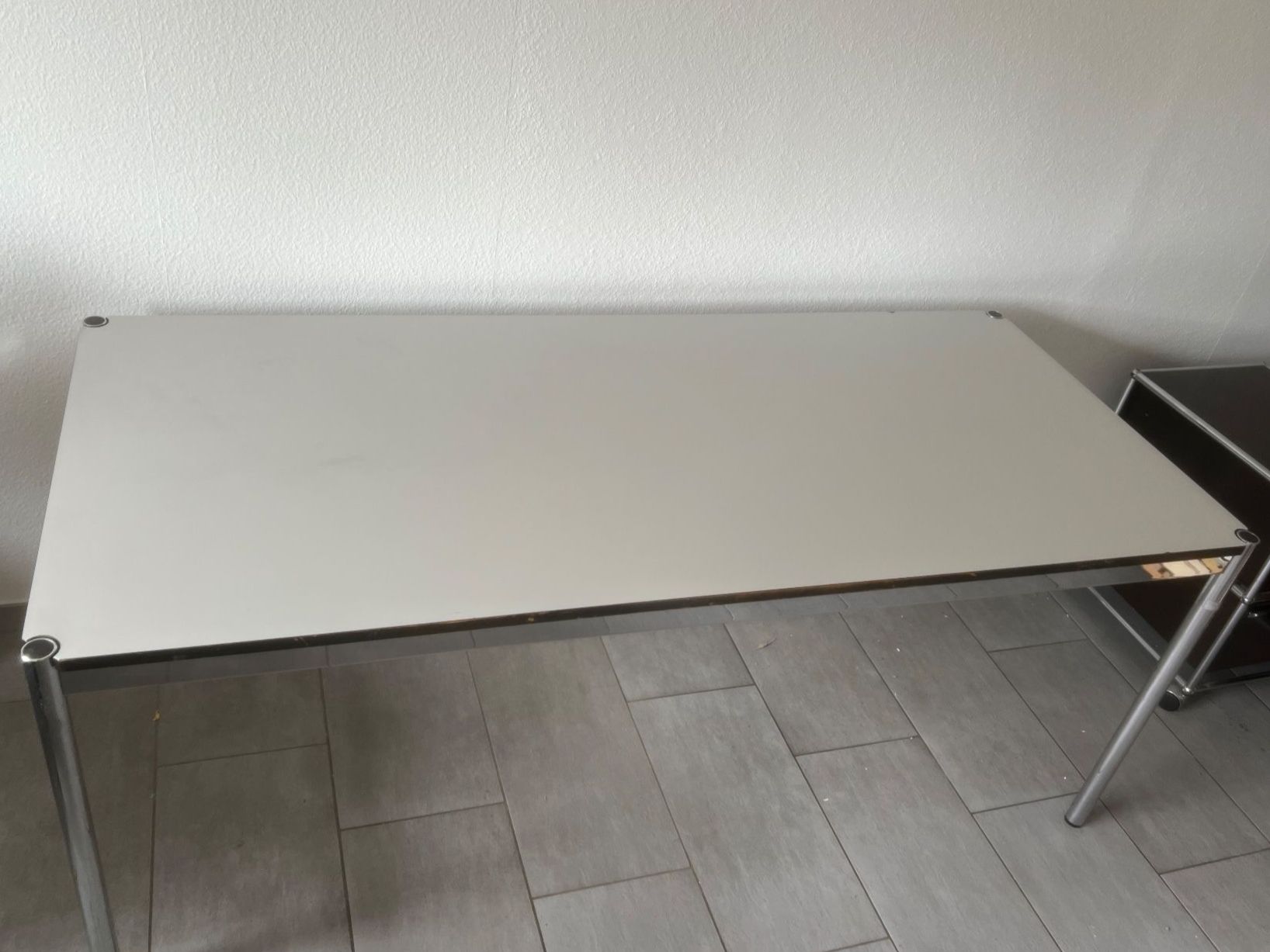 USM Scrivanie: Tisch USM Haller, 179x79 cm – Usato da Hinterkappelen venduto da rum_y52q 1