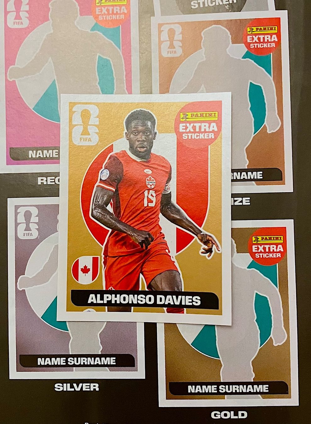 Panini Carte collezionabili: Panini Fifa 2026 Extra Sticker - Alphonso Davies – Nuovo (secondo la descrizione) da Lausanne venduto da pebo02