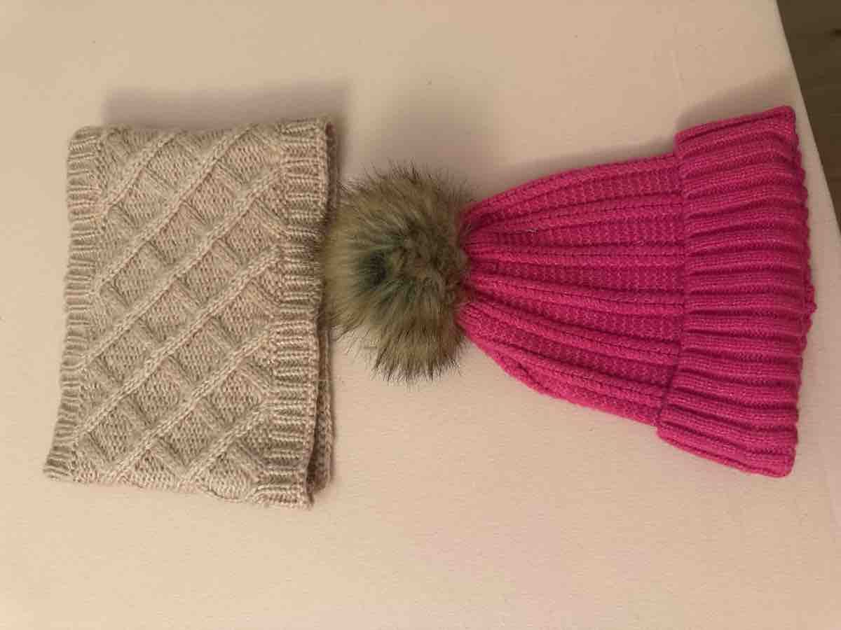 Lotti di vestiti: Kleiderpaket Damen s/m Pullover, Röcke und Accessoires – Usato da Oetwil am See venduto da jen_gyn8 4