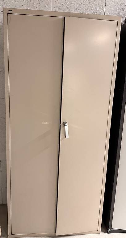 Armadi: Armoire métallique – Usato da Thônex venduto da donfuegoxx