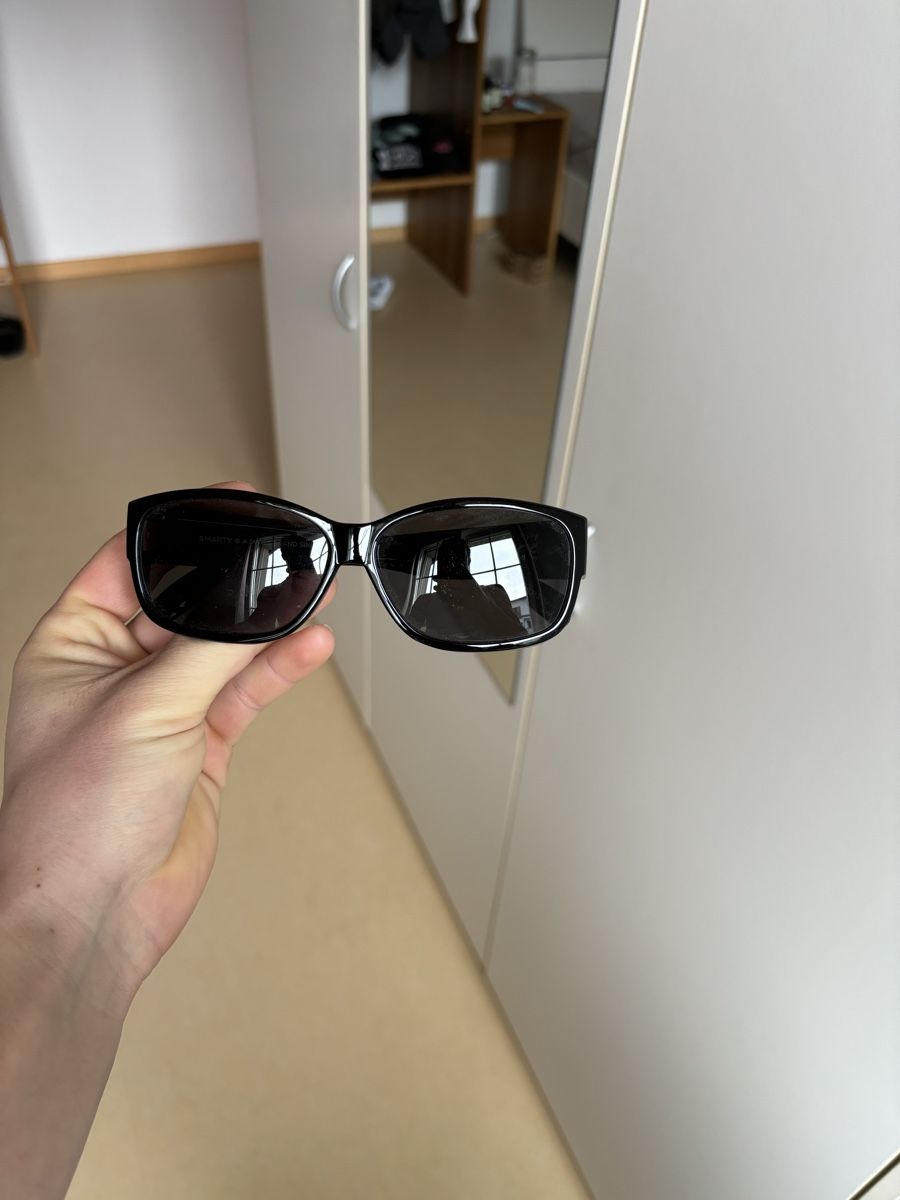 Occhiali & Lenti: Grosse Schwarze Sonnenbrille – Usato da Willisdorf venduto da sam_m9y8