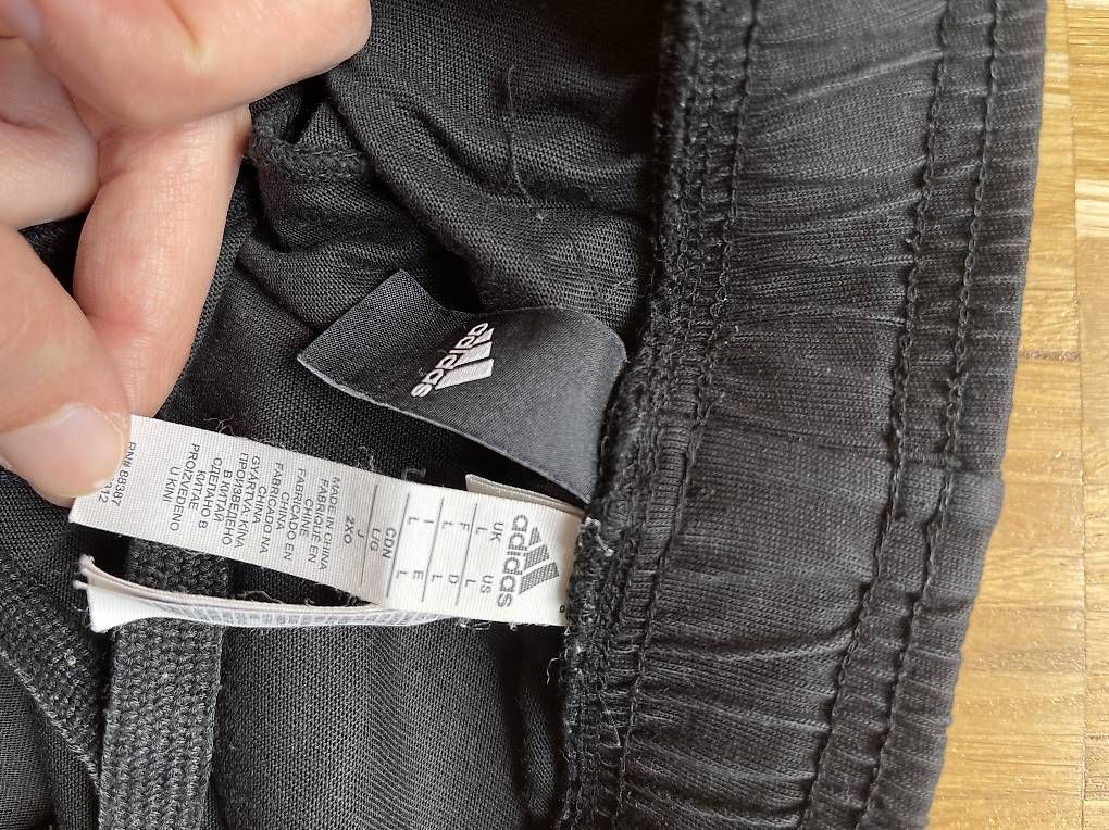 Pantaloni: Adidas Trainingshose Schwarz – Usato da Dübendorf venduto da LeonhardsRicardo 1