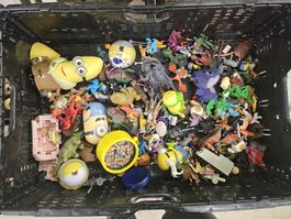Konvolut Spielzeug Figuren  Minions Drachen Dinosaurier 