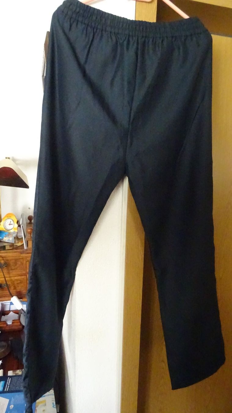 Pantaloni: NEU SAMT SCHWARZE MÄNNER  HOSE GROSSE 46. – Nuovo e nell'imballaggio originale da Burgdorf venduto da stein12 3
