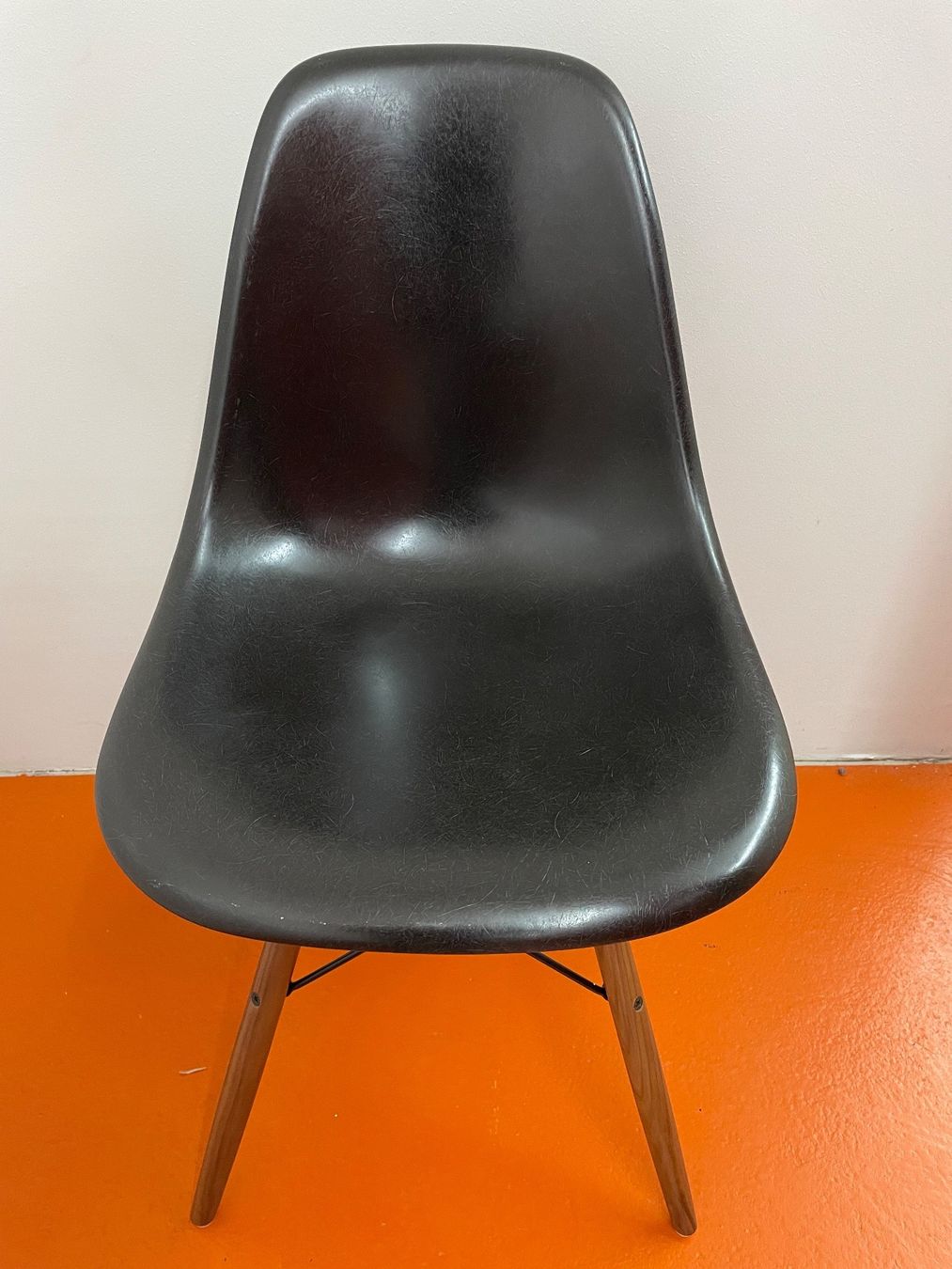Eames Sedie: Eames Side Chair in schwarz – Usato da ipsach venduto da Latigo