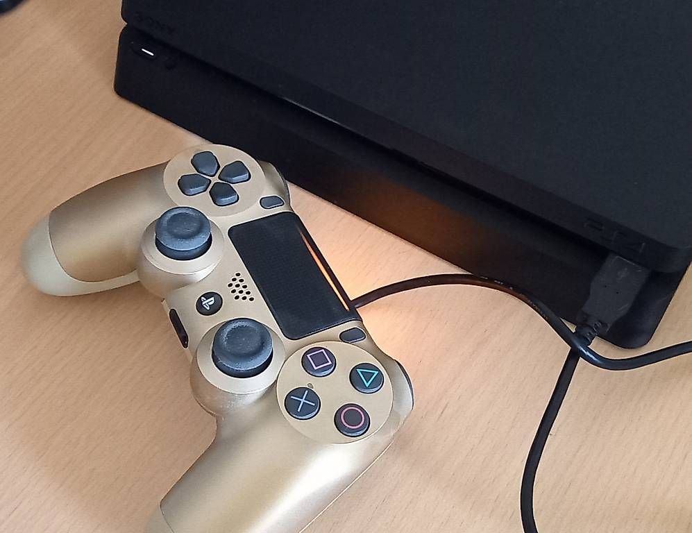 Sony Consoles: PS4 slim 500GB + goldiger Controller – D'occasion à Bazenheid par fat_s6fk 3