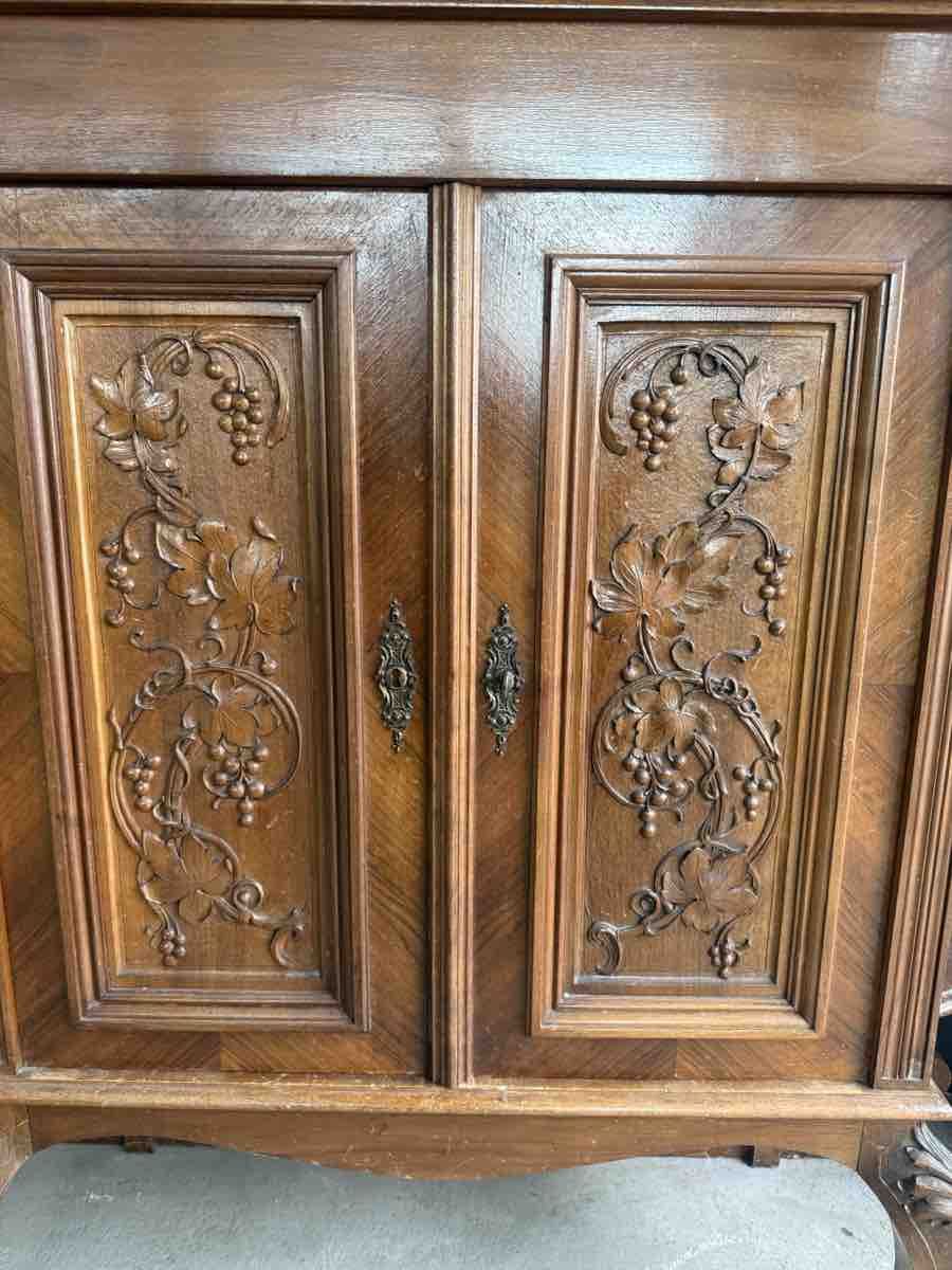 Armadi: Antiker Schrank mit Schnitzereien gebraucht – Usato da Näfels venduto da Meelis