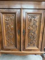 Antiker Schrank mit Schnitzereien gebraucht