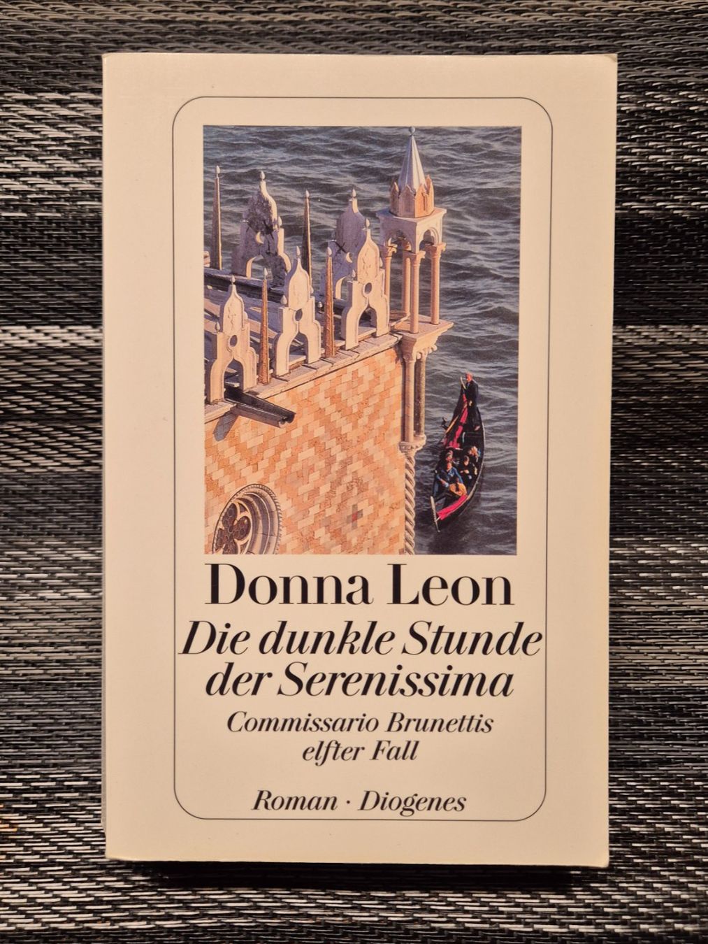 Bücher: Donna Leon: "Die dunkle Stunde der Serenissima" – Gebraucht aus Rüttenen von Mushorn
