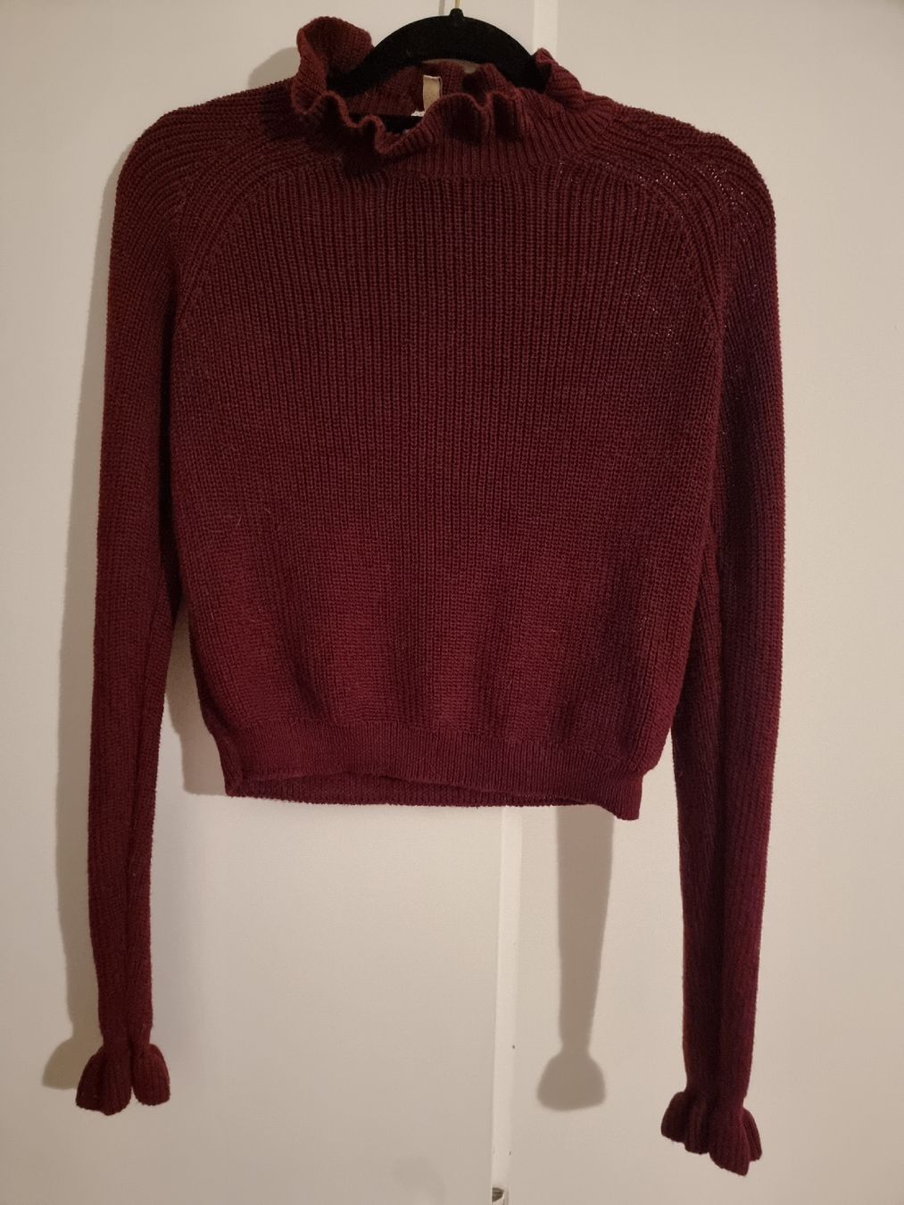 H&M Maglioni & Felpe: Dunkelroter Strickpullover mit Rüschen – Usato da Altstätten SG venduto da melii._.98