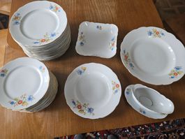 Vintage Geschirr-Set mit Blumenmuster, 31-teilig