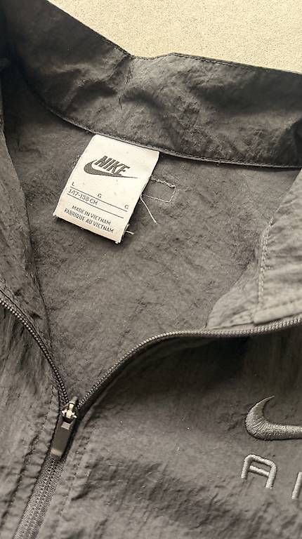 Completi: Nike Air Trainingsanzug – Usato da Brunnen venduto da Alleyesonme 1