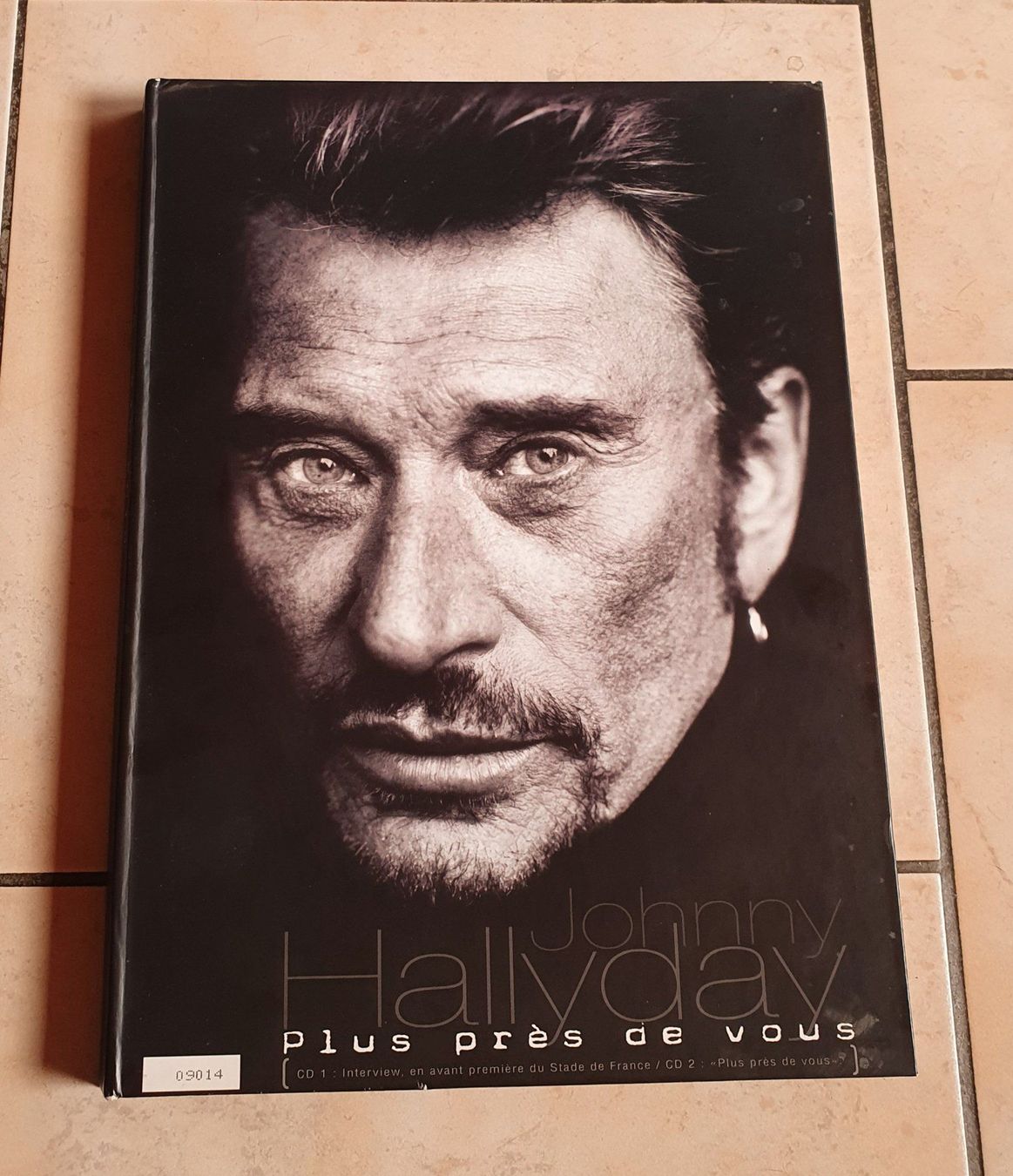 Dischi in vinile: Johnny Hallyday Plus Prés De Vous Coffret Edition Limitée – Usato da Botyre (Ayent) venduto da Viperine