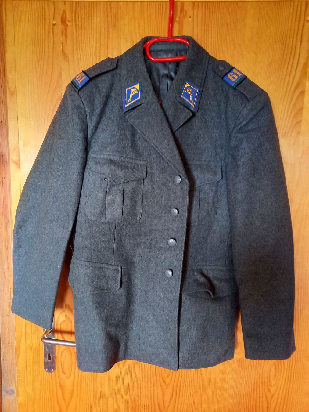 Schweizer Armee Uniformi: Schöner gebrauchter Unform- Waffenrock mit Batten – Usato da Galgenen venduto da Allerlei8854