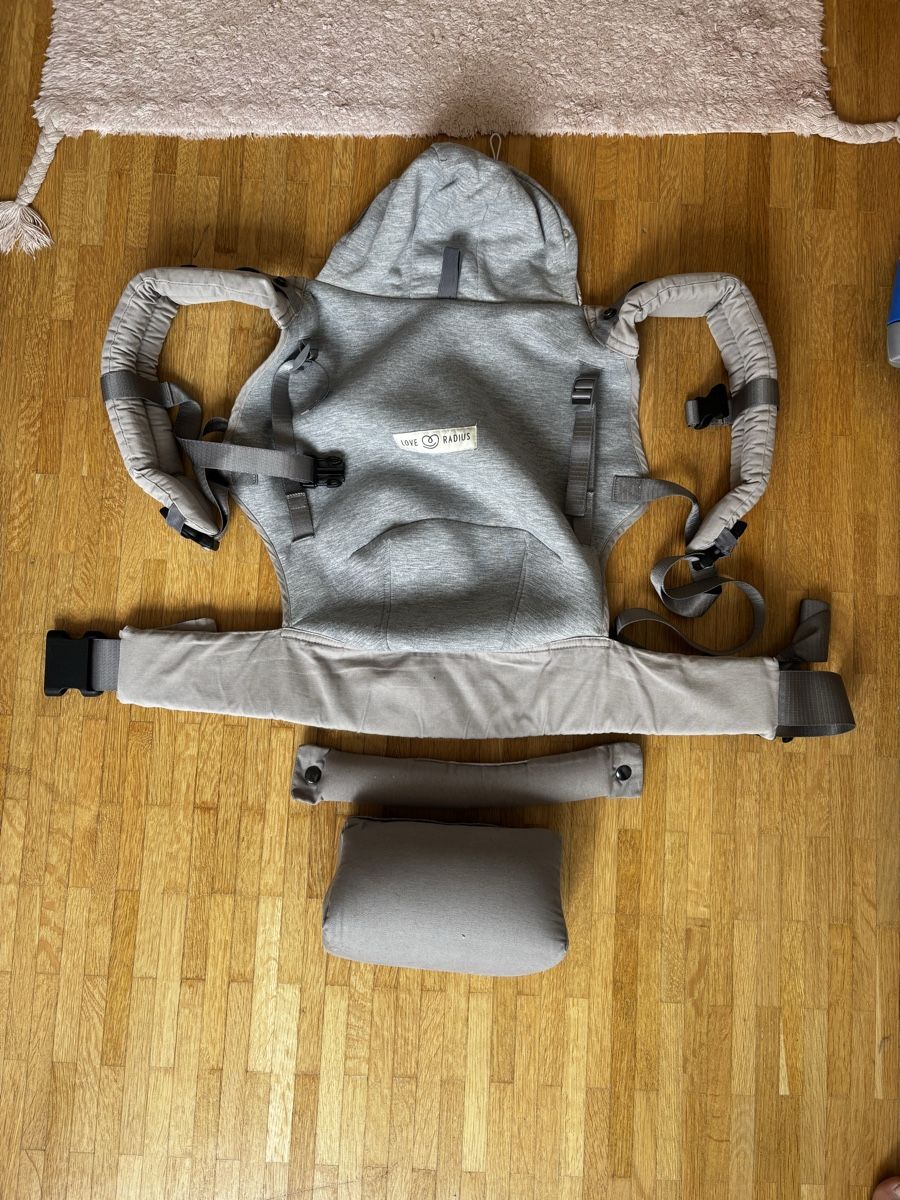 Porte-bébés ventraux & dorsaux: Porte bébé Love Radius gris, 1ère génération  – D'occasion à La Chaux-de-Fonds par Elora237